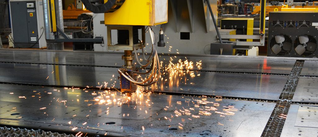 Groot lasersnijwerk machine snijdt stalen platen met hoge precisie voor industriële toepassingen