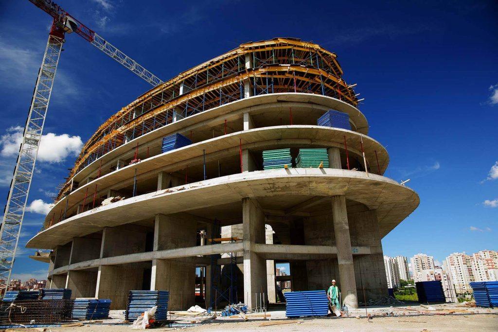 Moderne betonconstructie door expert in betonbouw uit Mijdrecht met architectuur en blauwe hemel