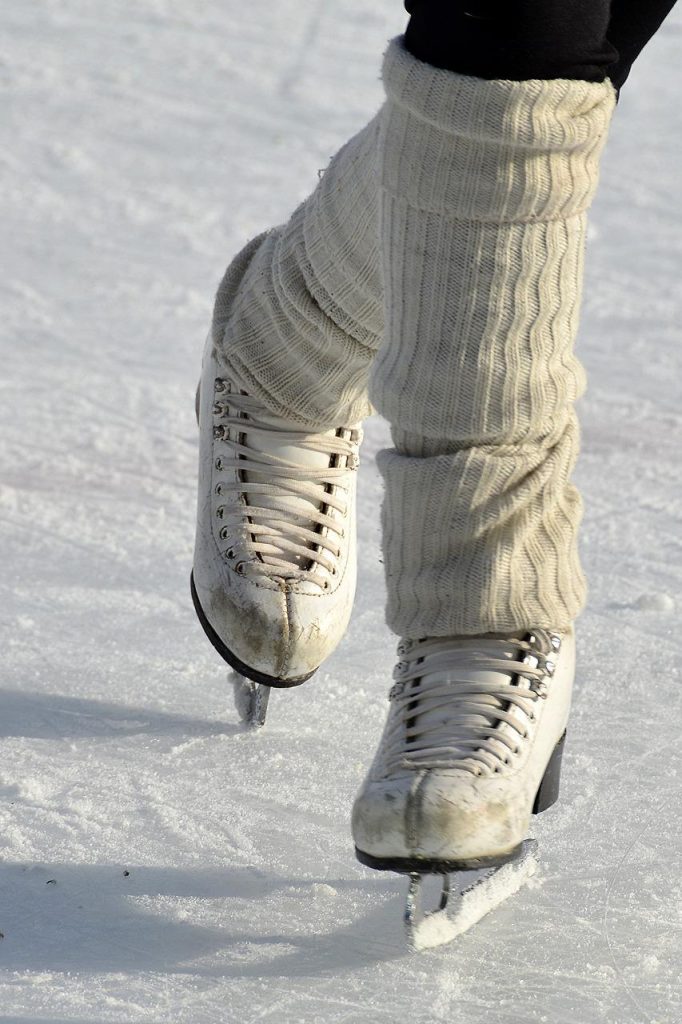 Bezoekers schaatsen op de ijsbaan in Breda met beschermende uitrusting in een gezellige winterse omgeving