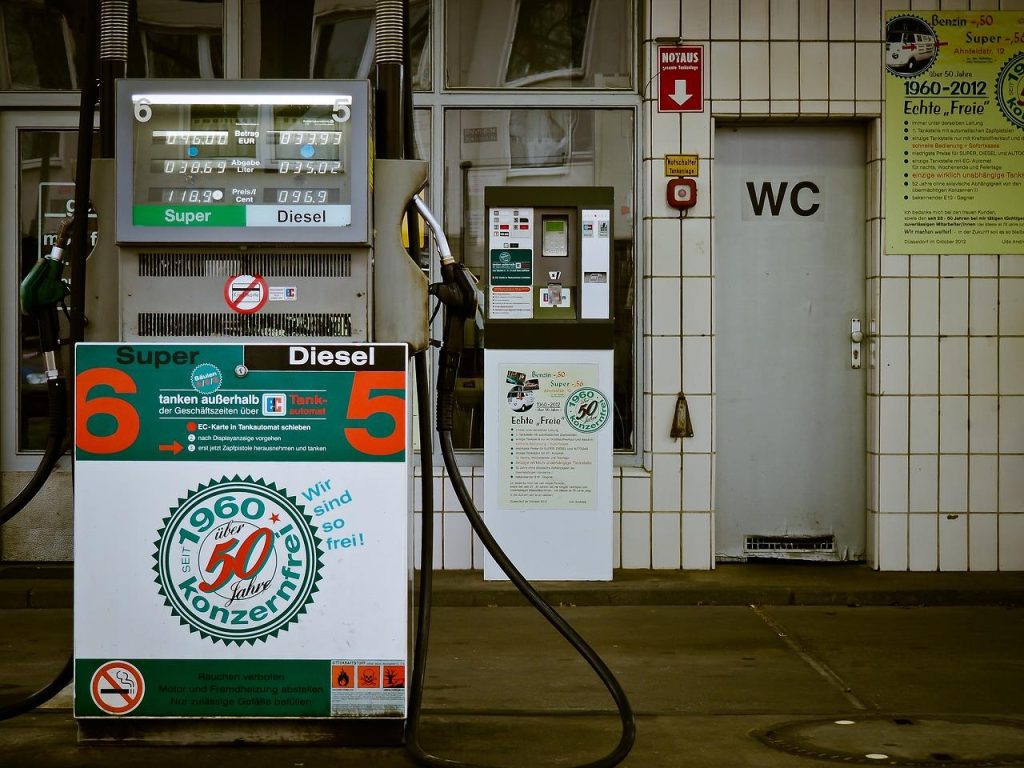 Benzinestation in Helmond met moderne pomp en inwerkende klanten bij het tanken