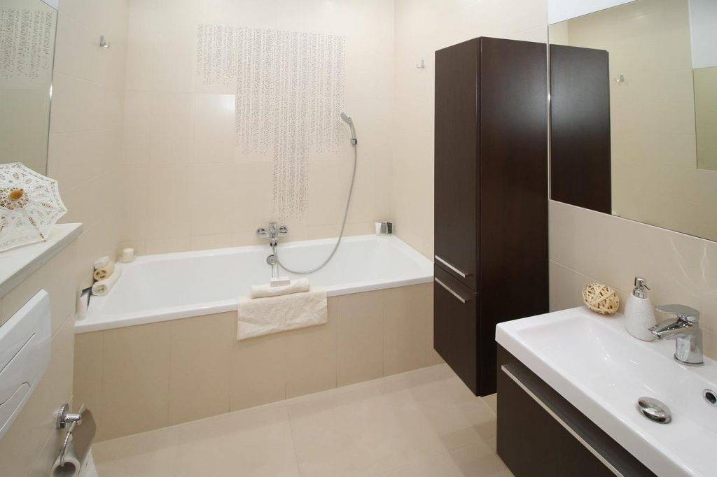 Inspiratie voor kosten besparen bij het inrichten van je badkamer met betaalbare materialen en doe-het-zelf oplossingen